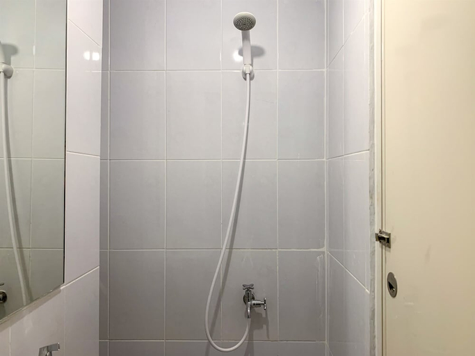 Bathroom 2, Compact Minimalist Studio At Tokyo Riverside Pik 2 Apartment, Tangerang