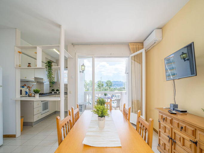 5, Apartment in Empuriabrava with Lake Views, Girona