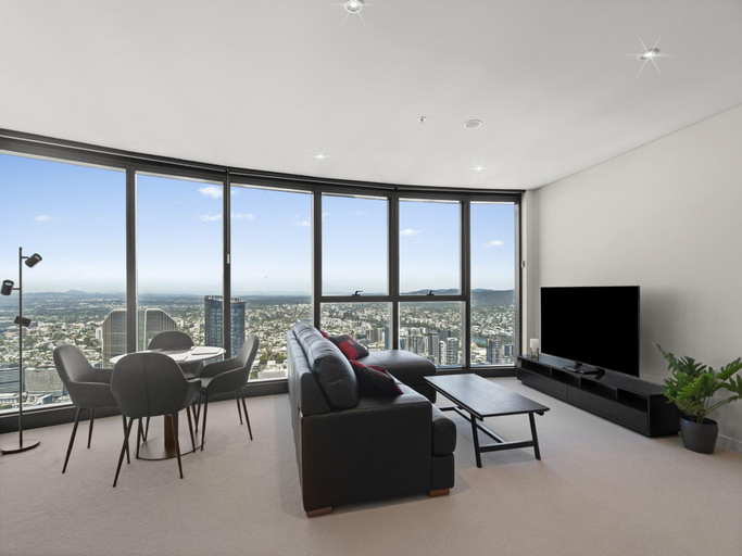 3, Panoramic Views Apartment  High-Rise Pool and Gym, Brisbane