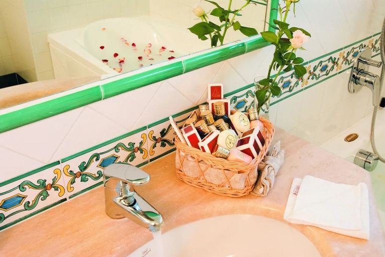 Bathroom 5, Grand Hotel Il Moresco & Spa, Napoli