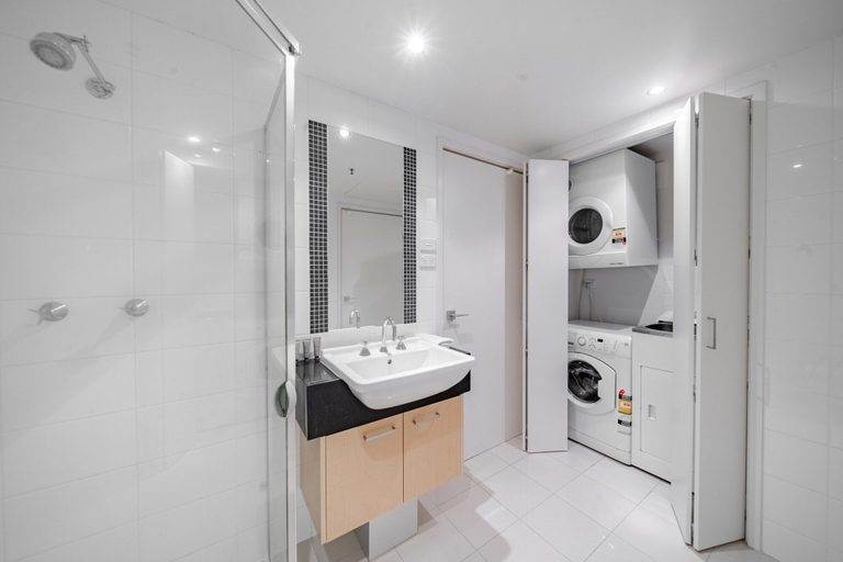Bathroom 3, Stylish 1-bed Flat With Pool, BBQ & Sauna Access, Canberra