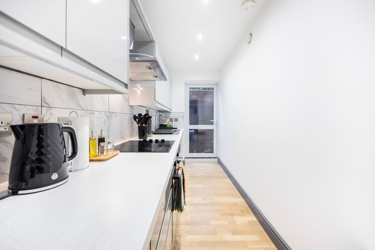 Room 2, 3 Bedroom Apartment by River Thames, London