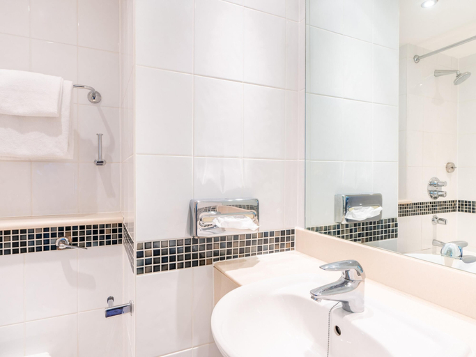 Bathroom 5, Mercure Maidstone Great Danes Hotel, Kent