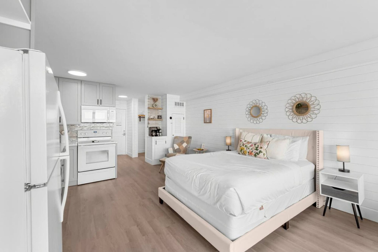 Room 3, Renovated Beach Front Ocean View Condo TOG 321, Bay