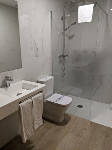Bathroom 3, Hotel Arias Aeropuerto, Asturias