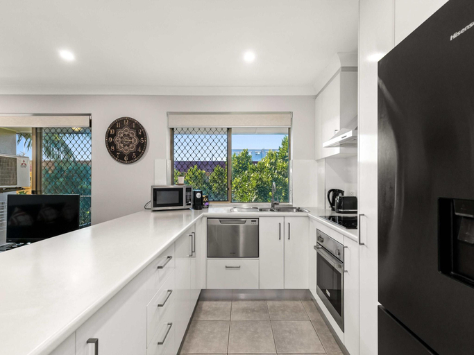 Others 5, Charming 3-bed Apartment near Local Shops, Nundah