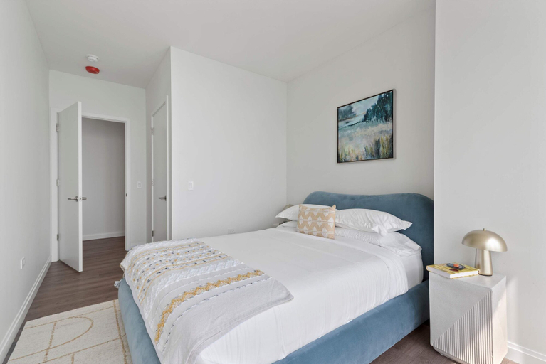 Room 3, 60 Fl Lake View Apt An Urban Oasis in the Sky, Cook