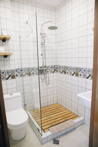 Bathroom, Lost Ridge Inn & Brewery & Ranch, Signagi
