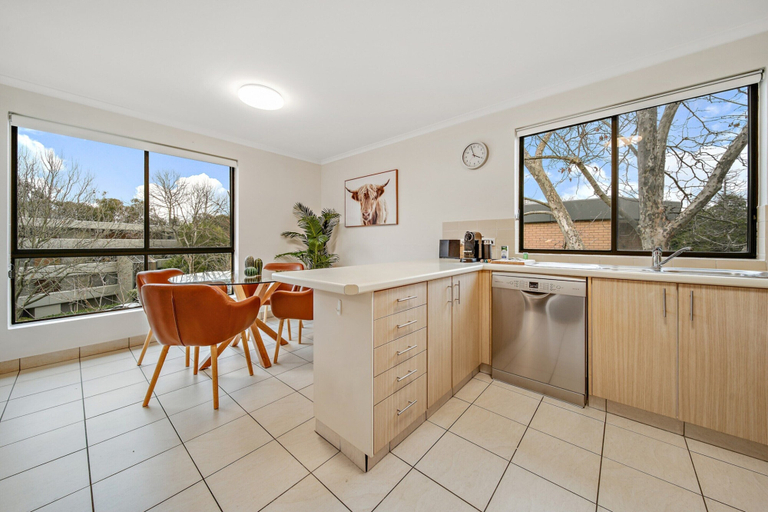 Private kitchen 5, 2-bed With Pool, Bbq, Tennis Court & Parking, Canberra