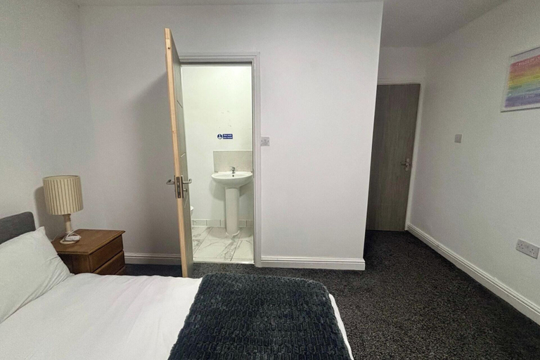 Room 4, 1 Room Ensuite Flat - Sleeps 2 With Sky Full Fibre, Sandwell