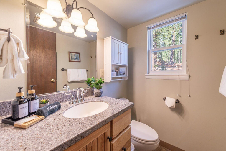 Bathroom 2, Fred's Retreat 3 Bedroom Cabin, Placer