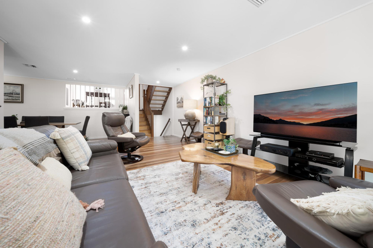 Separate living room 5, Gorgeous 2-Bed Townhouse with Patio, BBQ & Parking, Canberra