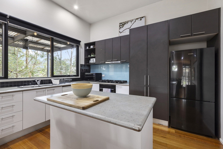 Private kitchen 5, Stylish 3-bedroom and Outdoor Grill and Pizza Oven, Greater Geelong - Pt B