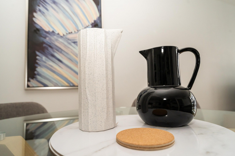 Dining 4, Idyllic 1-bed Near Popular Shopping Streets, Melbourne