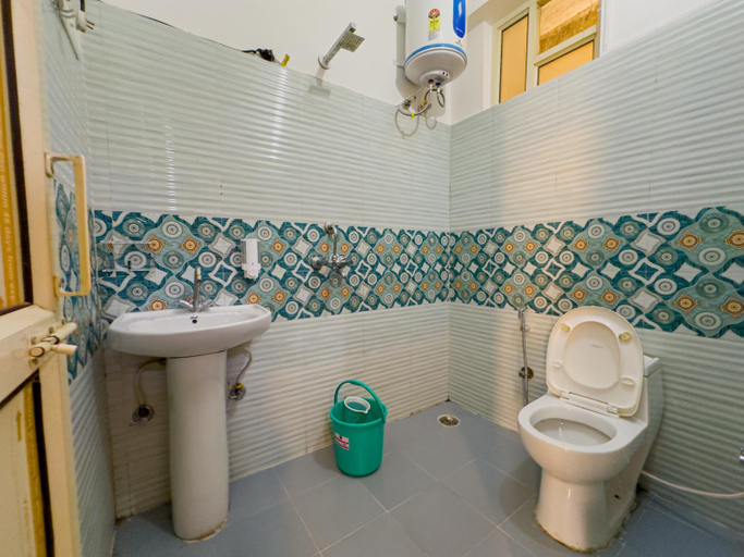 Bathroom 2, v3k invitee retreart, Garhwal