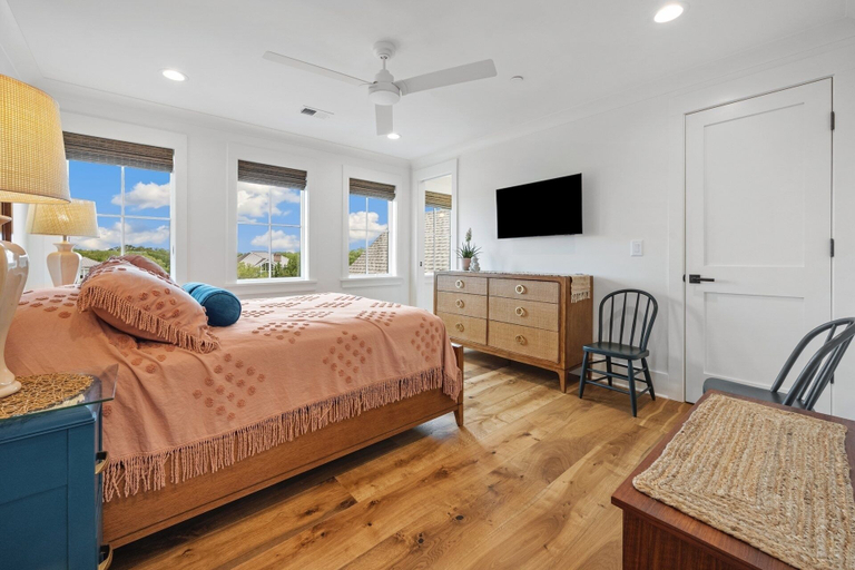 Room 2, Cornfed Pelican 9 Bedroom Home, Georgetown