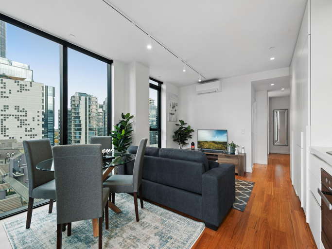 5, Bright Apartment with City Views in Trendy Locale, Melbourne
