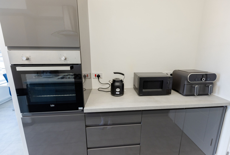 Private kitchen 4, Apartment - Sleeps 6 - Parking - Wifi, Surrey