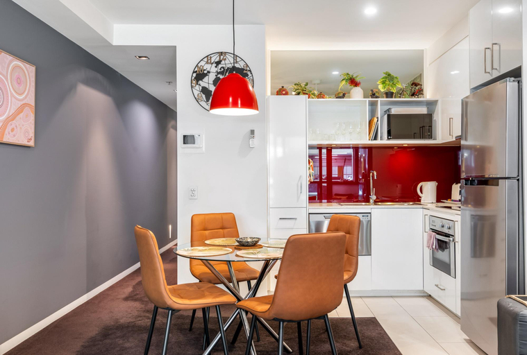 Others 5, Sleek & Central 2-Bed Apartment in Melbourne, Melbourne