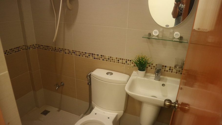 Bathroom, Estancia De Lorenzo Tarlac, Capas