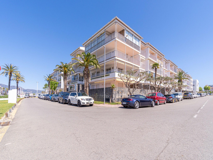 2, Villa in Empuriabrava with Pool Canal Access, Girona