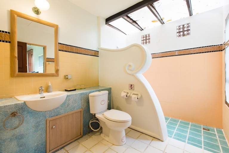 Bathroom 5, Phi Phi Bayview Premier Resort, Mueang Krabi