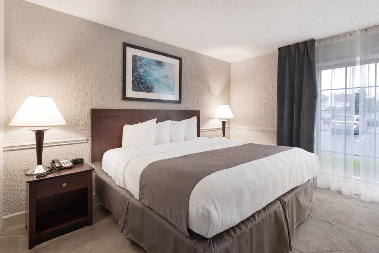 Bedroom 3, The Blu Hotel Blue Ash Cincinnati, an Ascend Collection Hotel, Cincinnati
