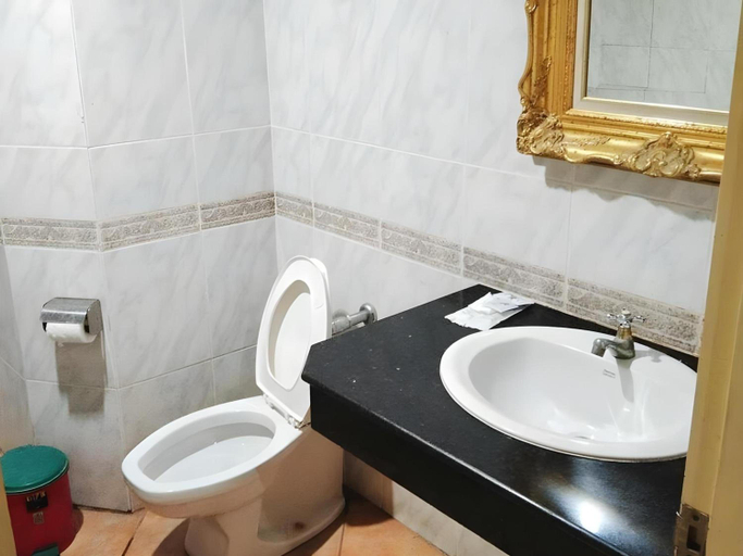 Bathroom 3, 13 Coins Hotel Bang Yai, Bang Bua Thong
