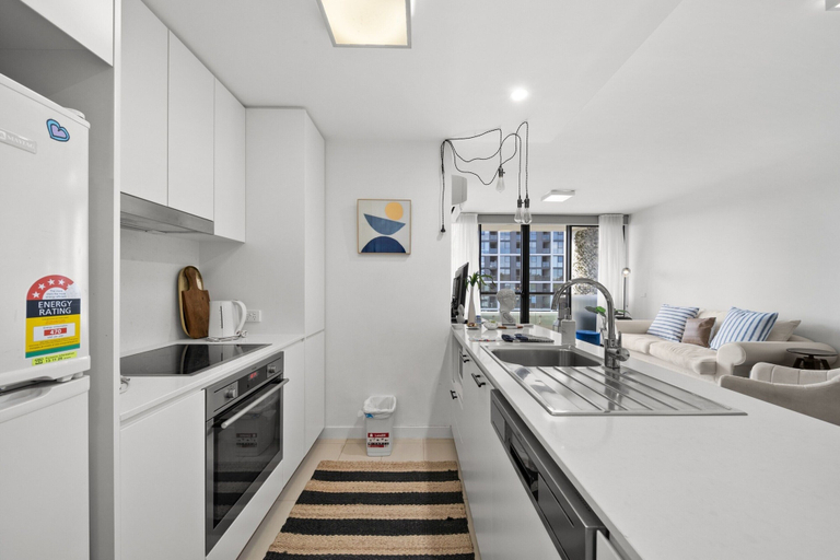 Private kitchen 2, Elegant 2-bed With Pool, Alfresco Dining & Balcony, Canberra