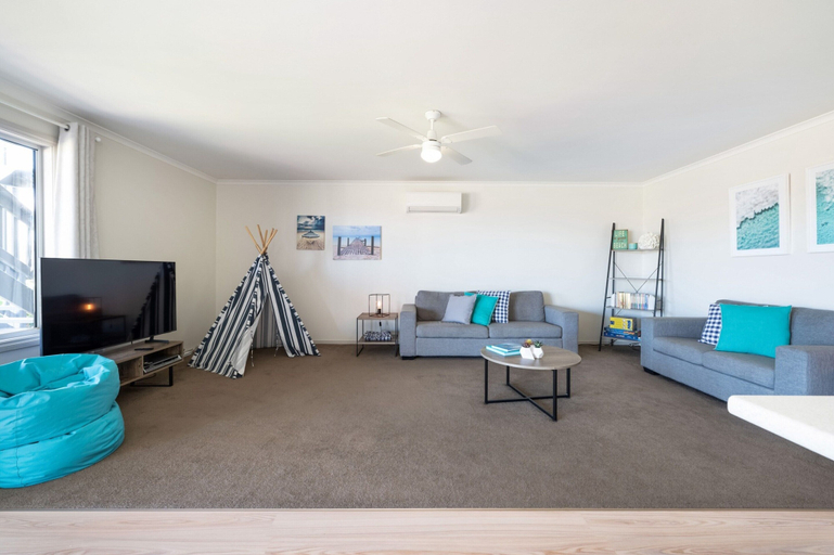 Living area 2, Spacious 3-bed Ground Level Beachside Stay, Alexandrina - Coastal