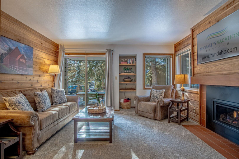 Living area 2, Elkhorn Bluff Condo + Complex & Resort Amenities, Blaine