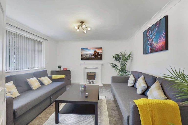 Room 4, Spacious 4 Bedroom House With Parking, Gateshead