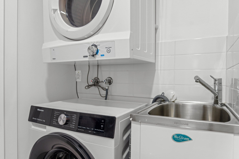 Bathroom 5, 2-bed Getaway With Shared Pool & BBQ Access, Newstead
