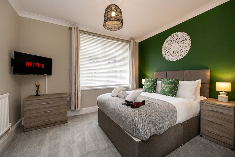 Room 4, Comfortable 4-bed Home With Free Parking Wales, Rhondda, Cynon, Taff
