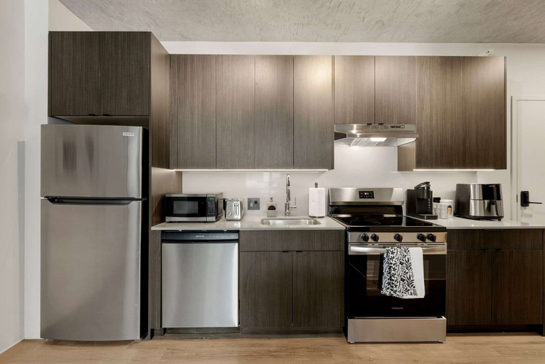 Room 4, Lux 3 Bed 3 Bath High Rise With Gym Amenities, Cook