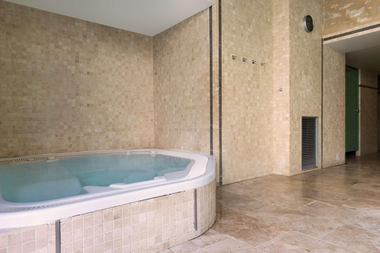 Bathroom 5, Hôtel Aux Vieux Remparts, Seine-et-Marne