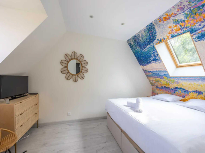 5, Charming house with garden in residence with pool, Calvados