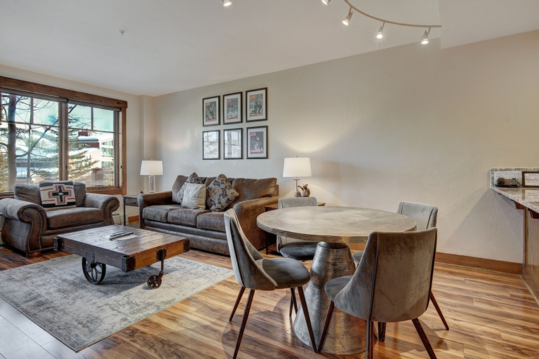 Living area 5, Cozy Ski Chalet With Large Balcony 1 Bedroom Condo, Summit