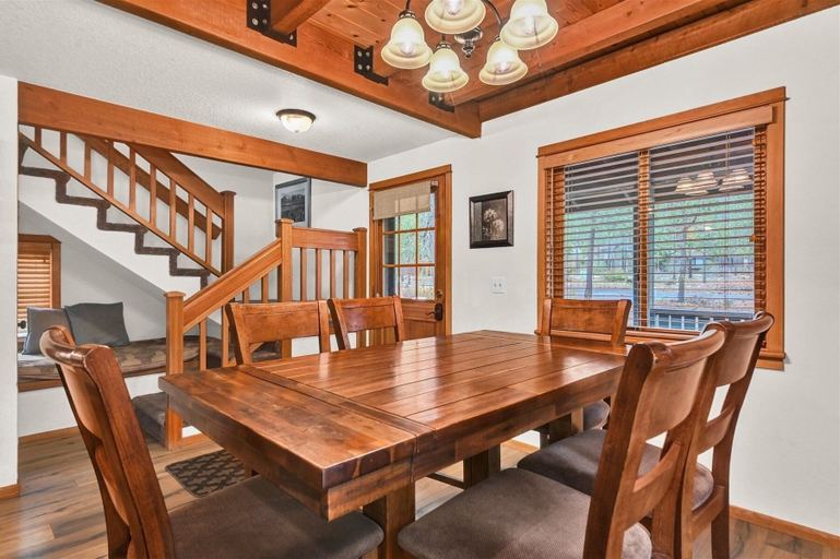 Dining 4, Otter 8 3 Bedroom Home, Deschutes