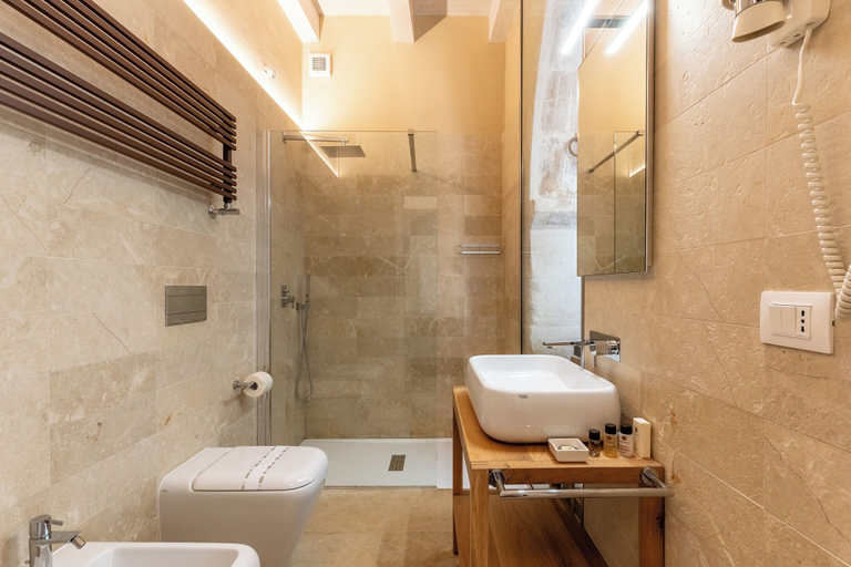 Bathroom 5, Ballium Luxury Relais, Syracuse