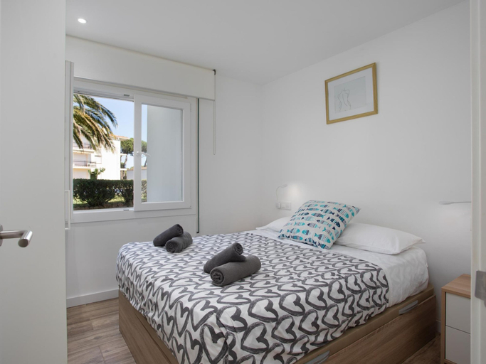 Room 4, Apartament amb Piscina i Parquing Baixos amb Jard, Girona