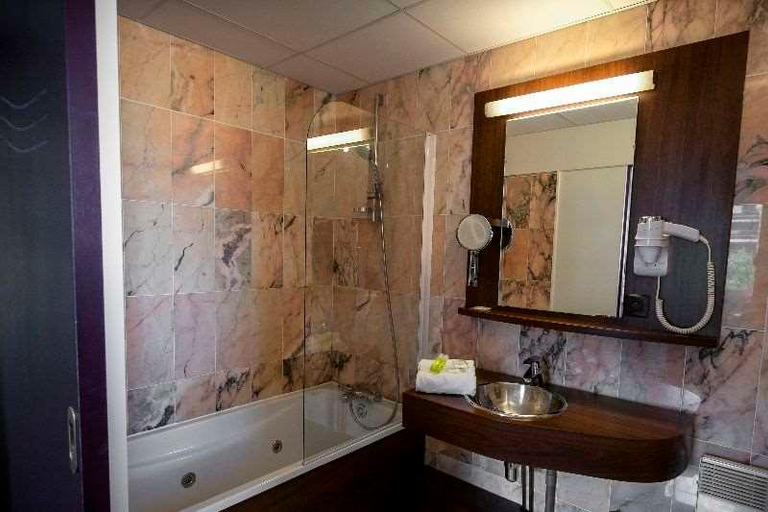 Bathroom 4, Brit Hotel Rennes - Le Castel, Ille-et-Vilaine