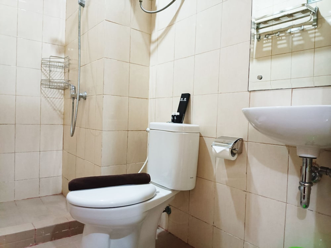 Bathroom 2, Good Deal And Comfy 1Br Vida View Apartment, Makassar