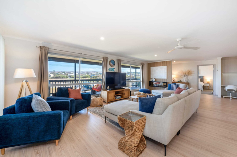 Living room 5, Large Upstairs Family Stay Near Middleton Beaches, Alexandrina - Coastal