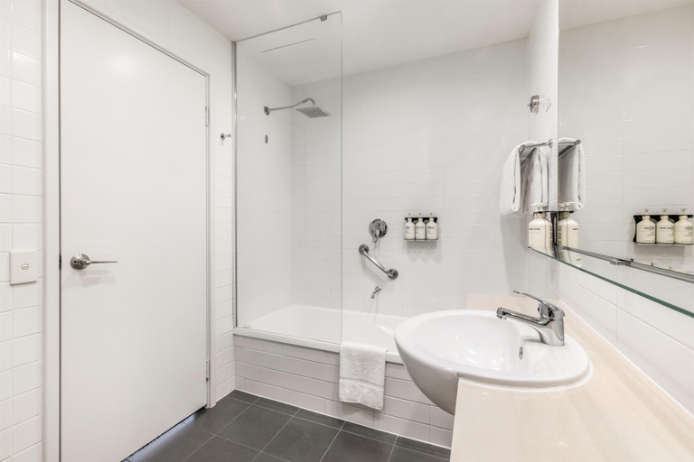 Bathroom 5, Adina Apartment Hotel Perth - Barrack Plaza, Perth
