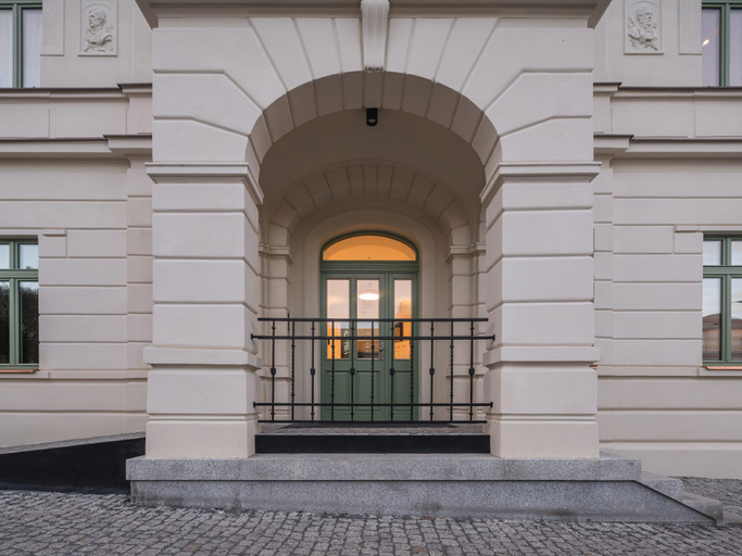 Exterior & Views