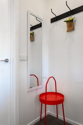 Others 3, Snug 2-bed Townhouse Near Bustling Shops, Melbourne