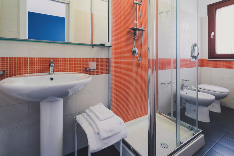 Bathroom 5, Trip Room & Breakfast, Reggio Di Calabria
