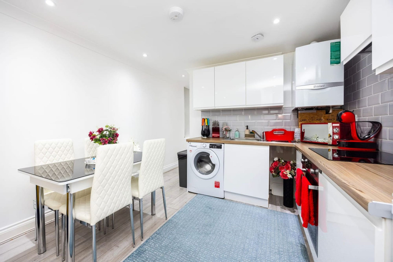 Room 5, 3 Bed 3 Bathroom Flat in Kensington A, London