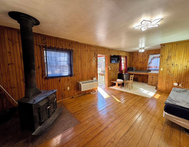 Room 3, Parkview Lodge & Cabins, Avery
